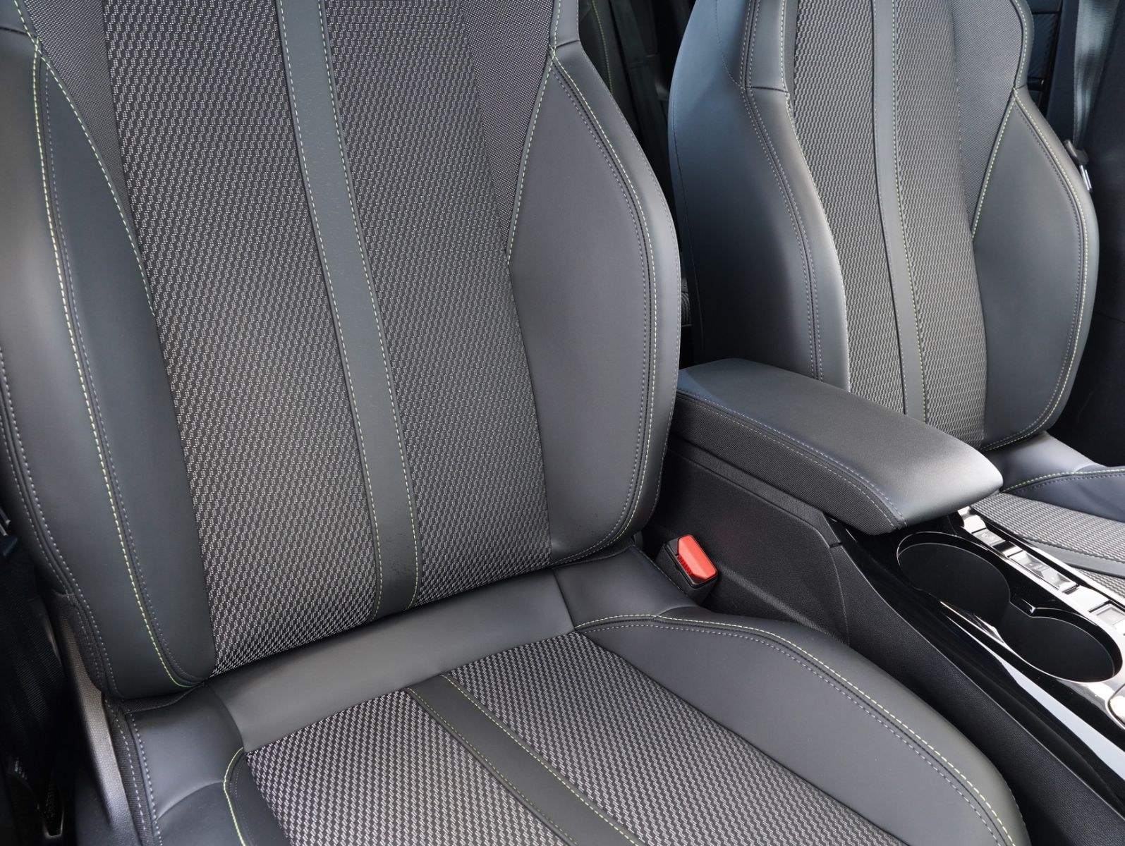 Fahrzeugabbildung Peugeot 2008 e- GT 11KW/LED/NAVI/360°/SOH