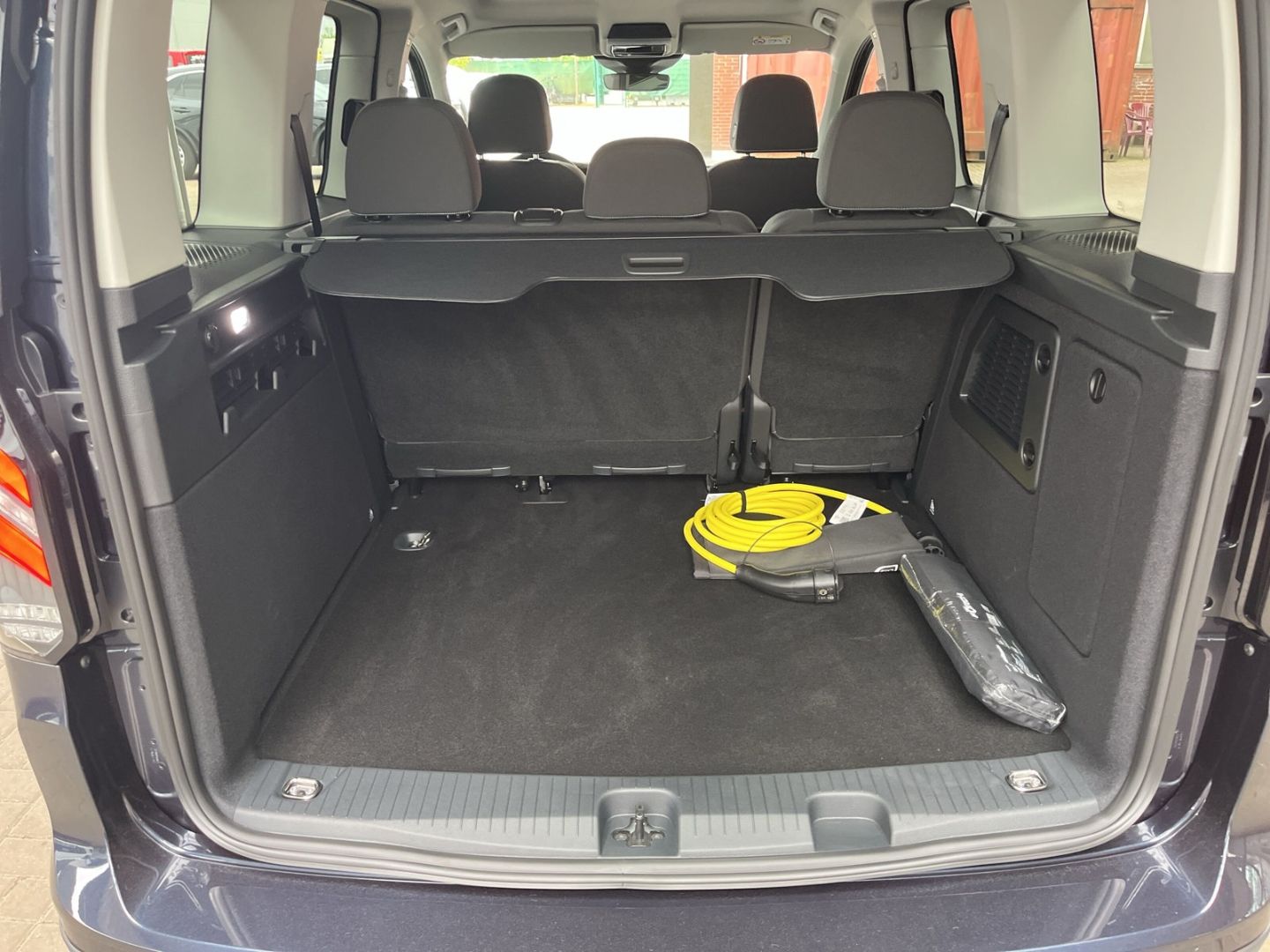 Fahrzeugabbildung Ford Tourneo Connect PHEV Active Pano Dig. Cockpit LE