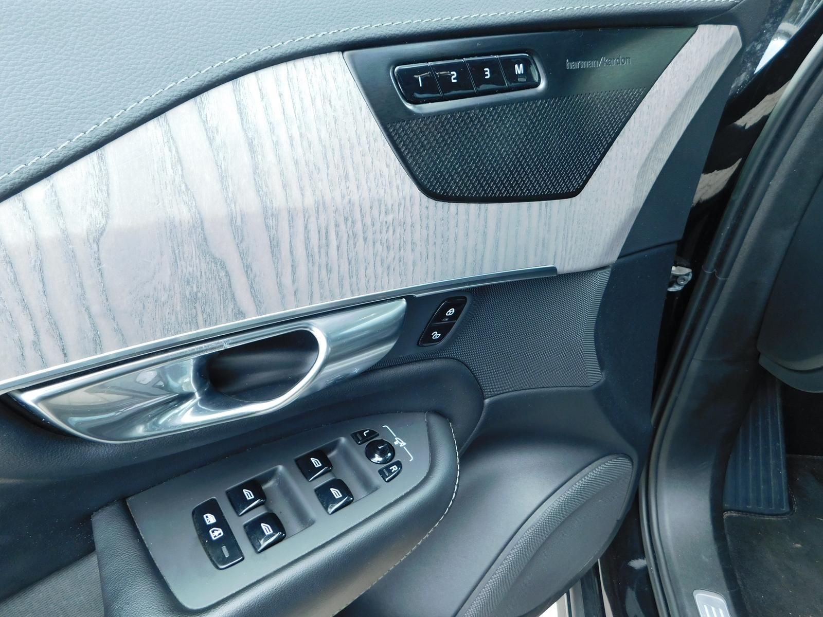 Fahrzeugabbildung Volvo XC90 B5 D Plus Dark
