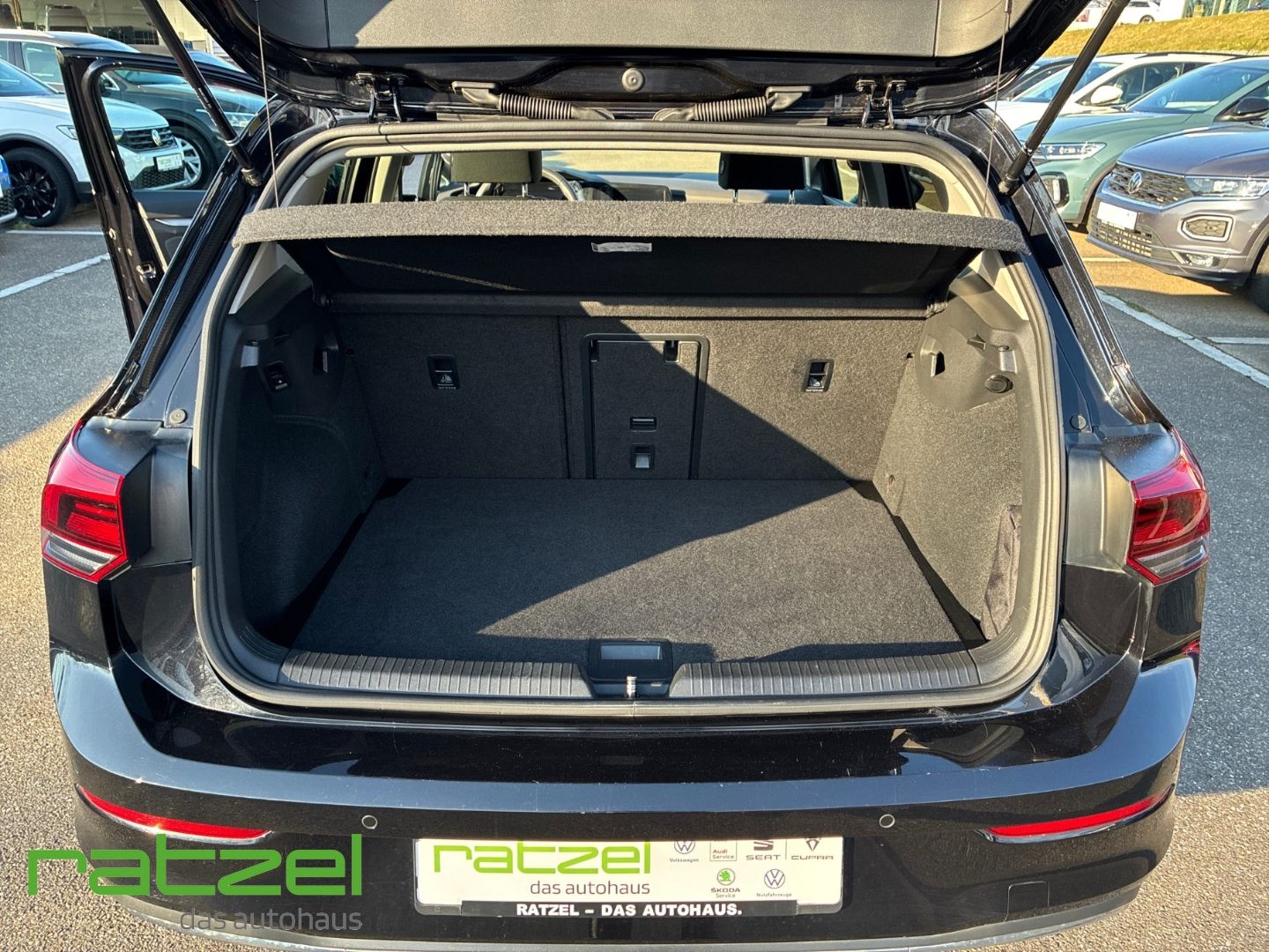 Fahrzeugabbildung Volkswagen Golf 1.5 eTSI Move Navi Rear View AHK Digitales