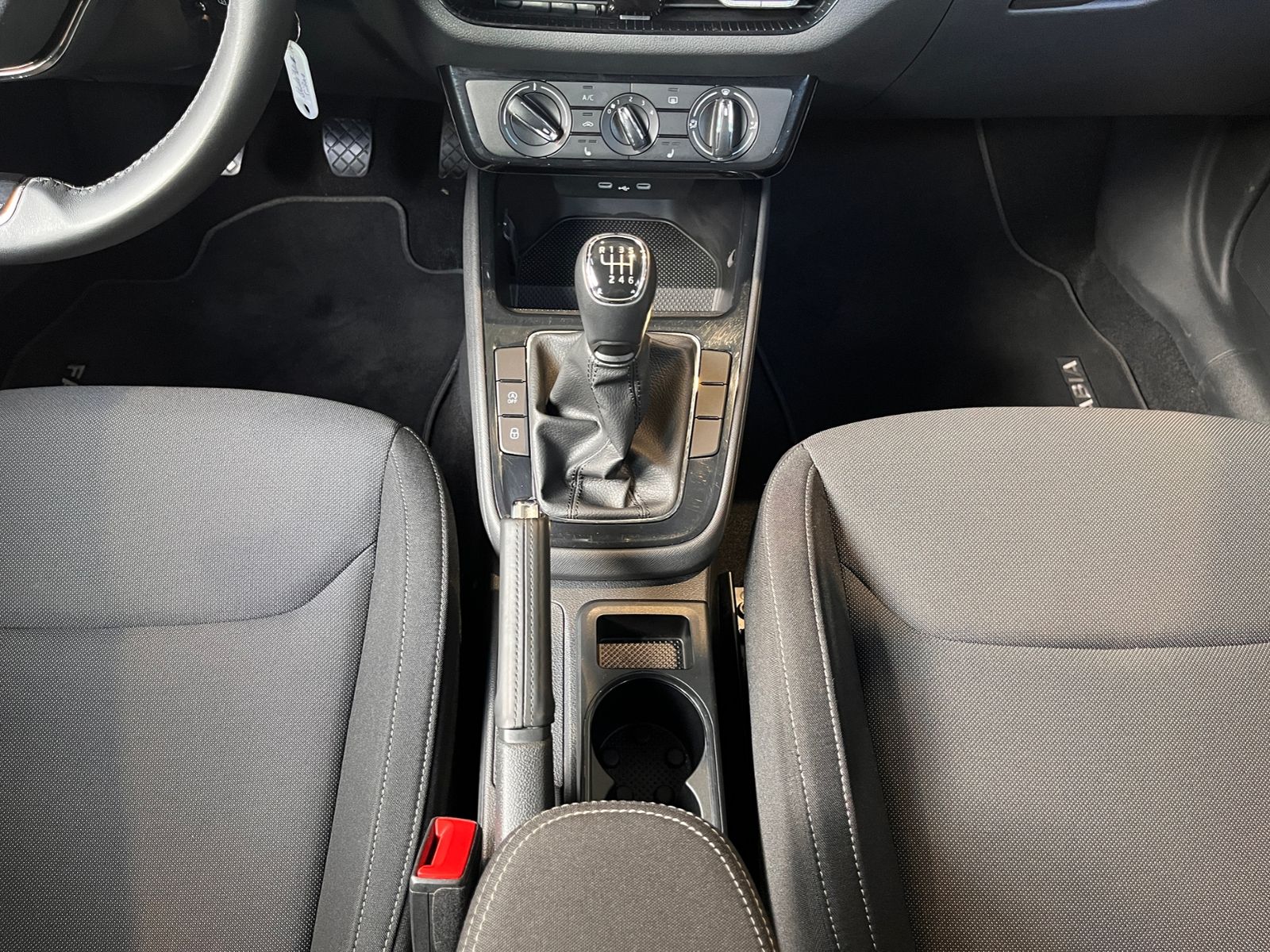 Fahrzeugabbildung SKODA Fabia Ambition KLIMA CARPLAY LED PDC SHZ