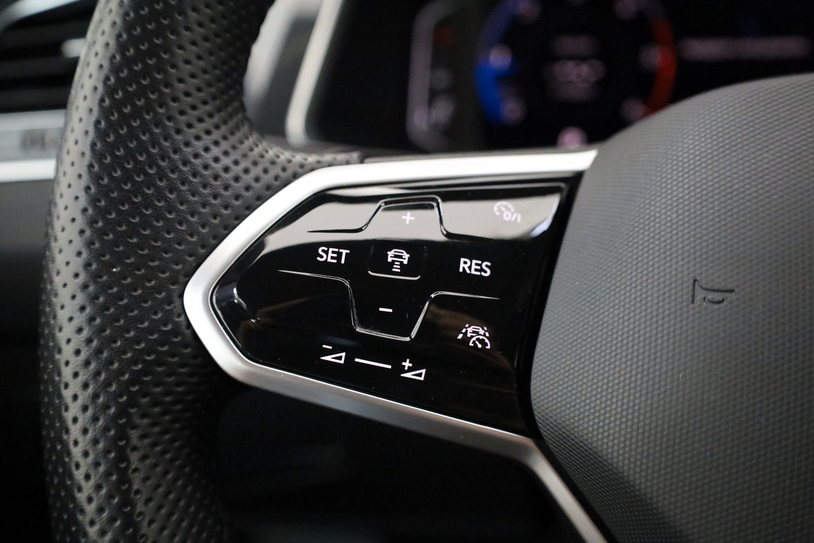 Fahrzeugabbildung Volkswagen Tiguan Allspace R-Line 4M Navi,LED,ACC,360°,AHK,