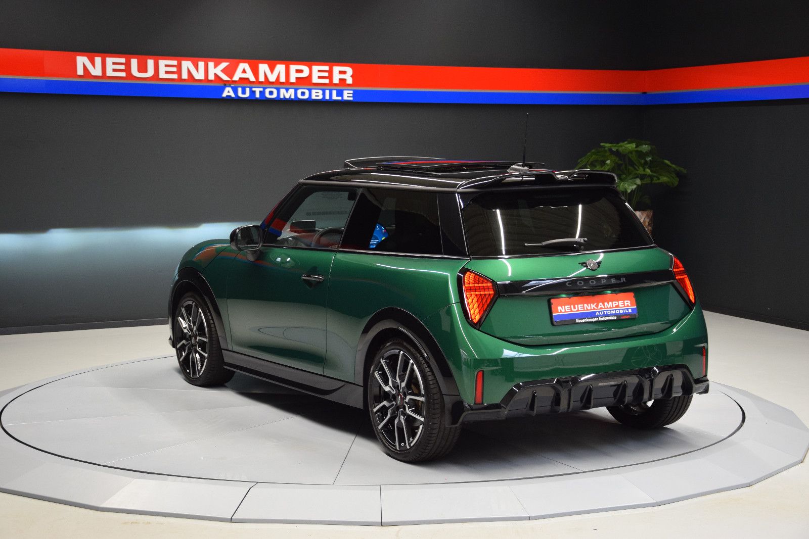 Fahrzeugabbildung MINI Cooper C JCW Trim Paket-XL Pano H&k 360° HuD