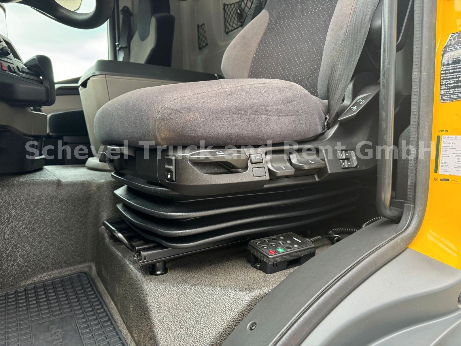 Fahrzeugabbildung MAN TGS 26.430 6x2-4 Pritsche mit FASSI F235