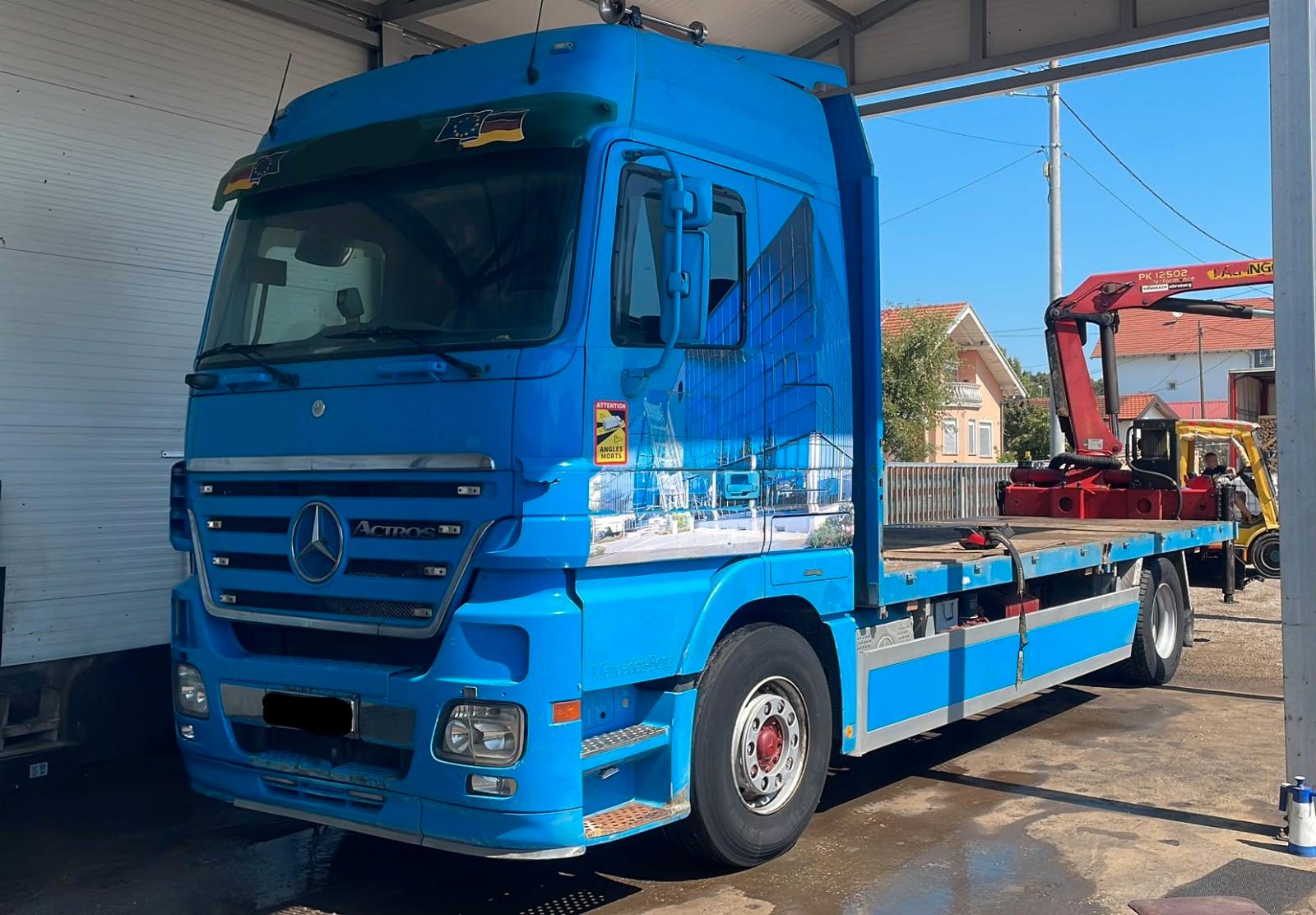 Mercedes-Benz ACTROS 1844 4x2 stake body - eps 3 pedals