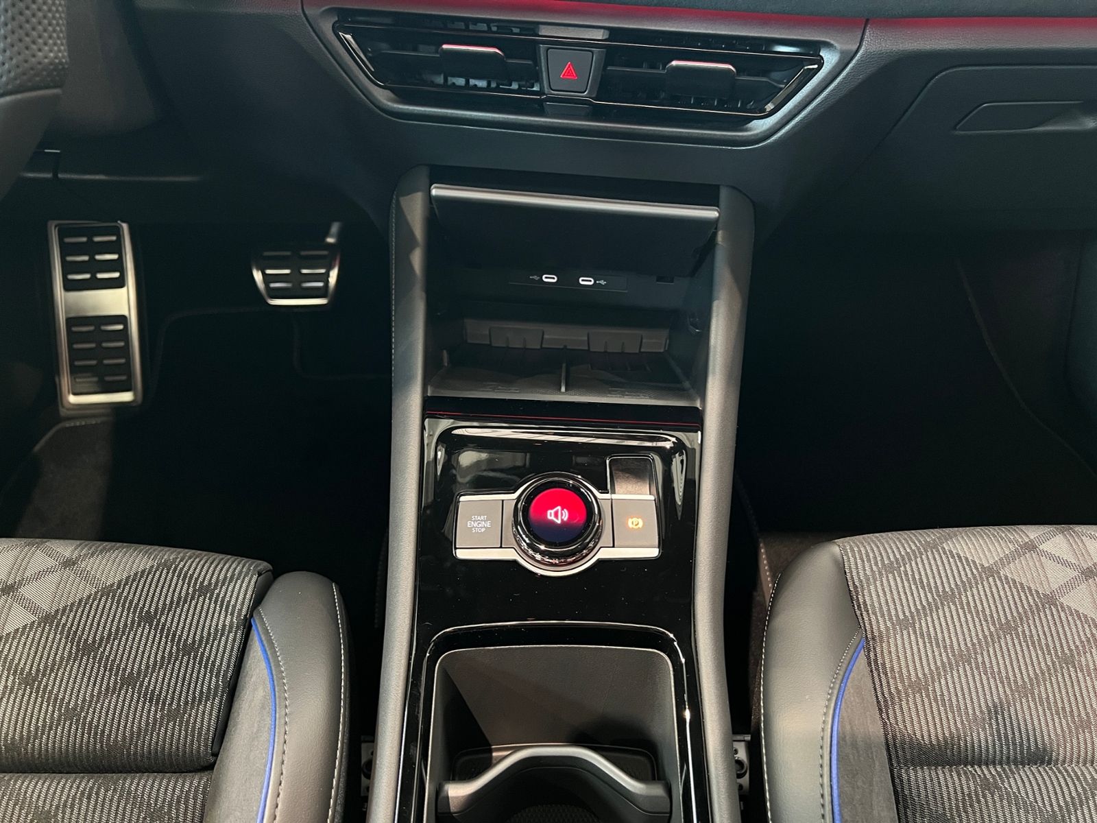 Fahrzeugabbildung Volkswagen Tayron R-Line 1.5 eHybrid DSG *AHK,LM-20",Harman