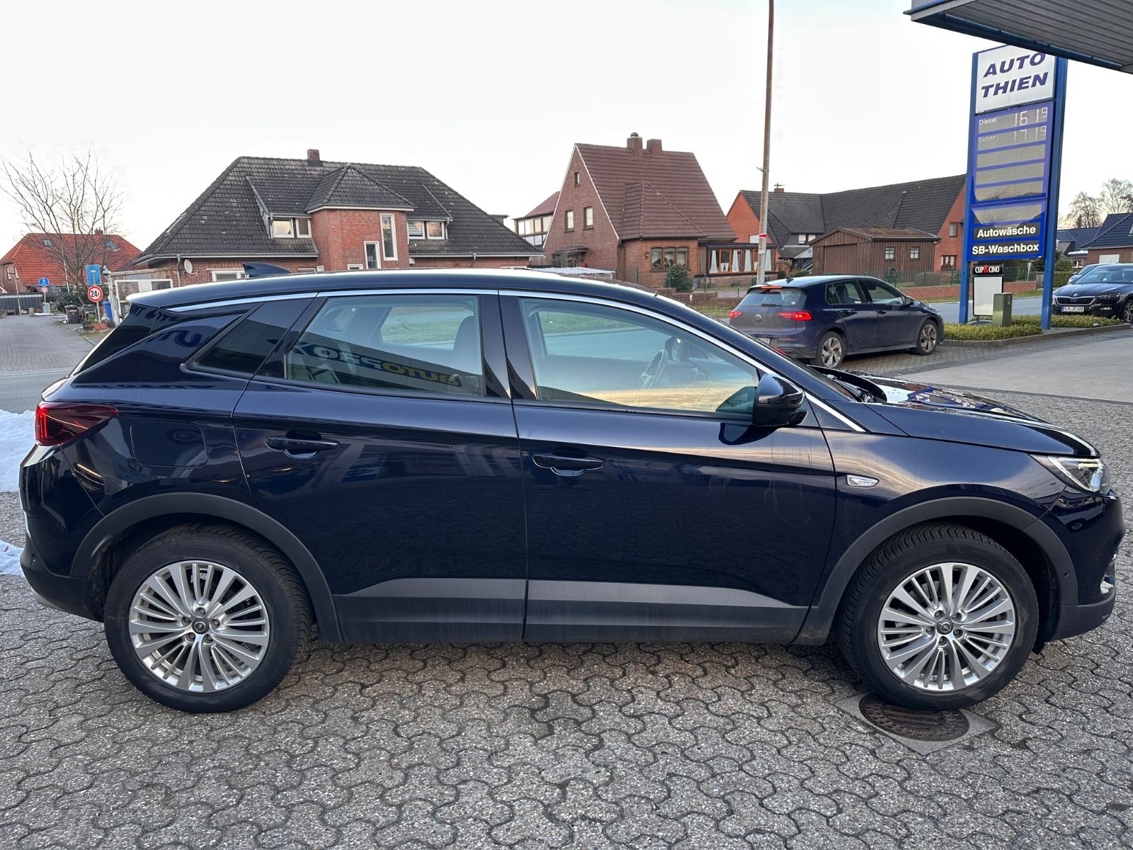 Fahrzeugabbildung Opel Grandland (X) 1.2 Turbo Navi/LED/SHZG/APP/GRA