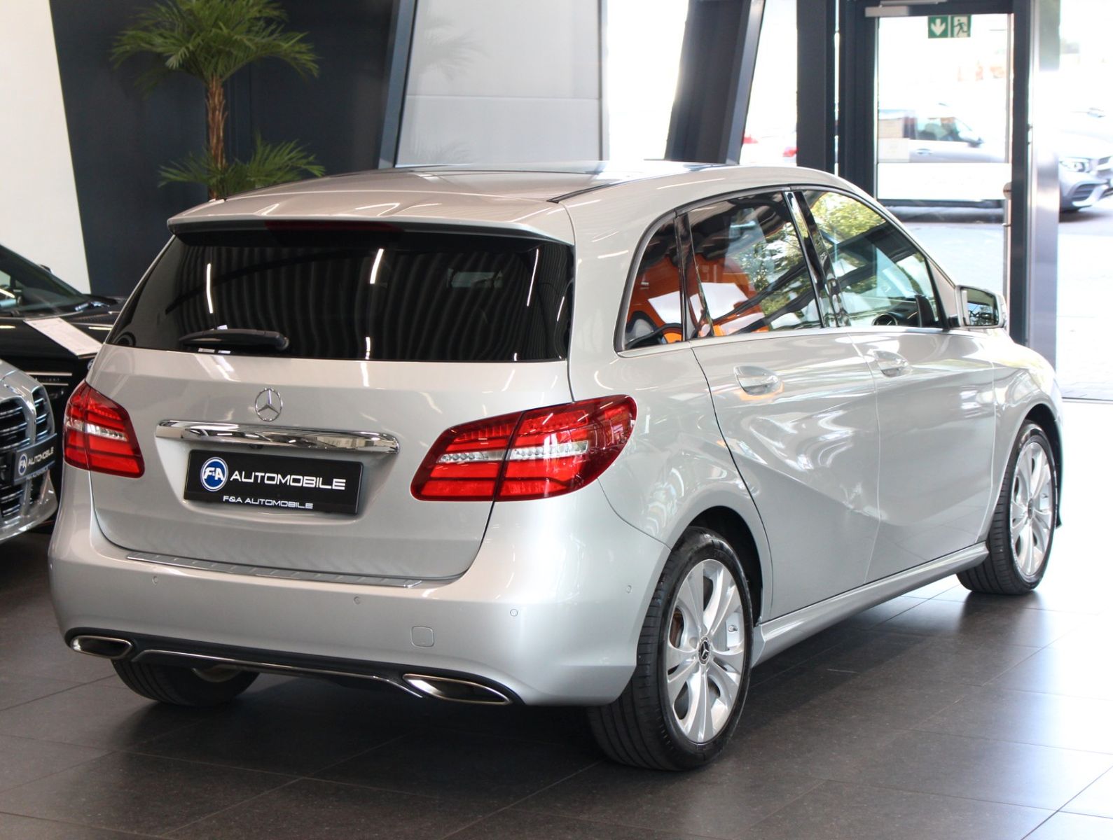 Fahrzeugabbildung Mercedes-Benz B 200 Urban Pano+Distronic+AHK schwenkb.+Sitzhzg