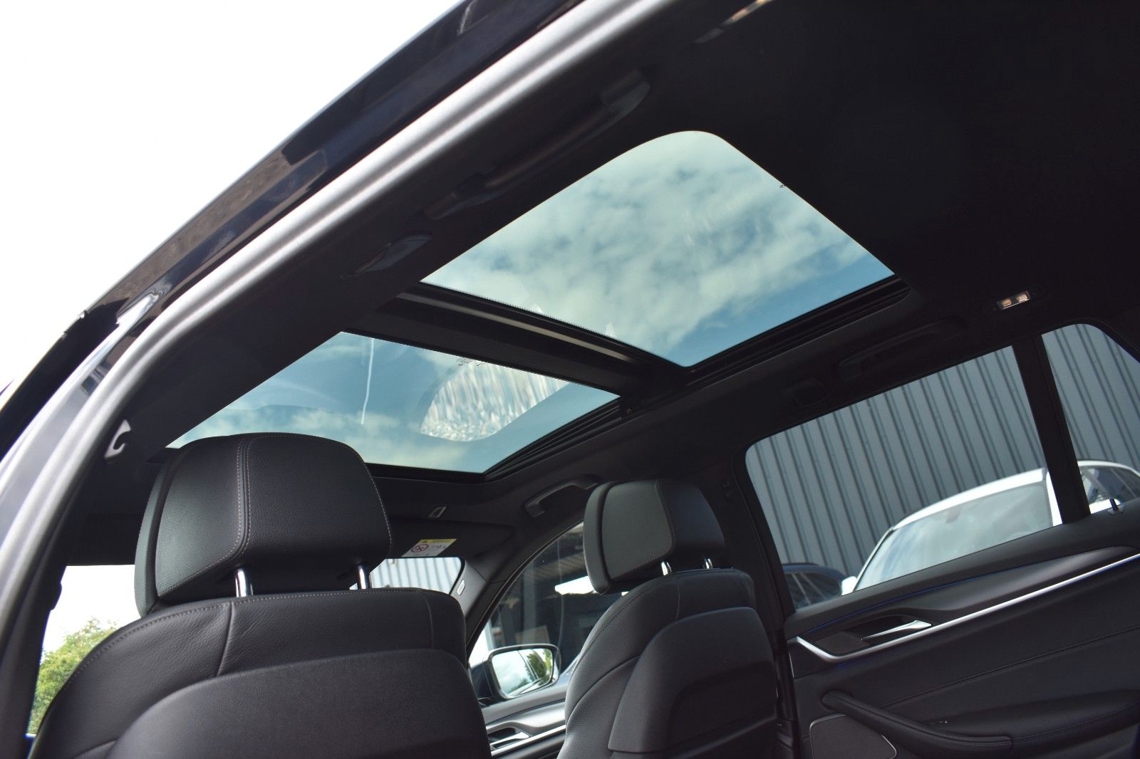 Fahrzeugabbildung BMW 530d Touring xDrive M Sport HUD H&K Pano Integra