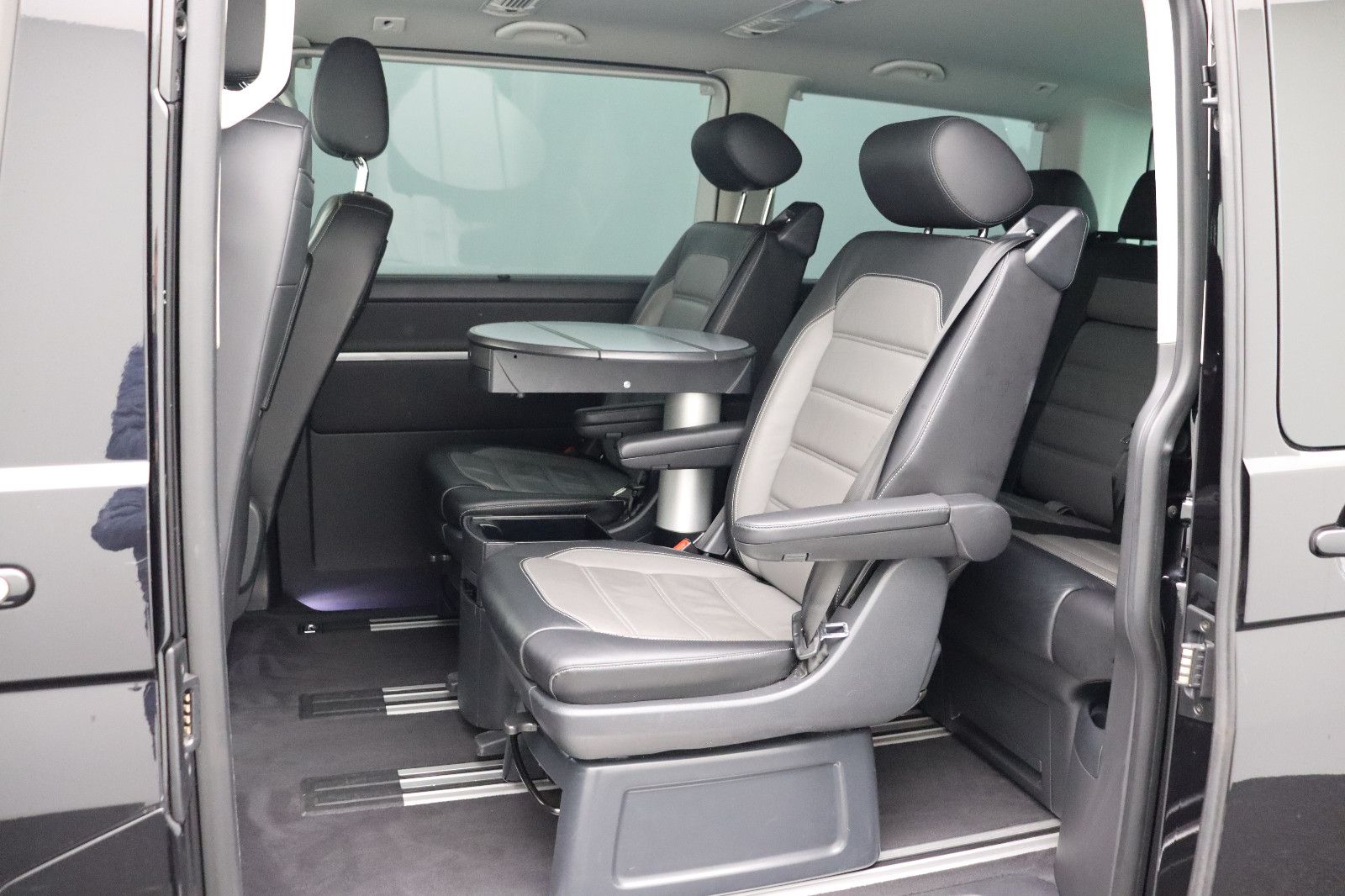 Fahrzeugabbildung Volkswagen T6.1 Multivan Highline 4MOTION Standheizung ACC