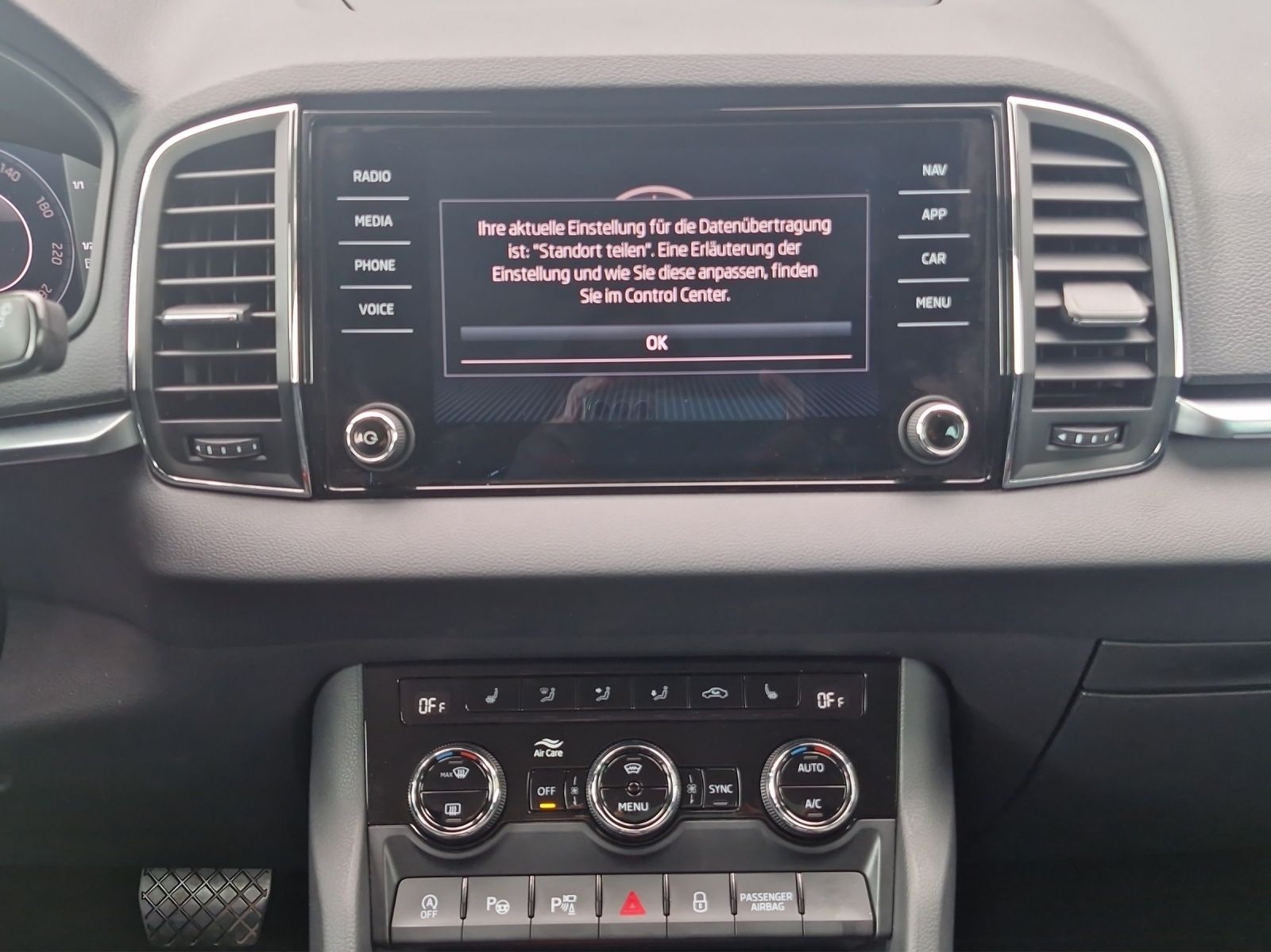 Fahrzeugabbildung SKODA Karoq Clever 1.5 TSI DSG LED Navi ACC AHK 4xSHZ
