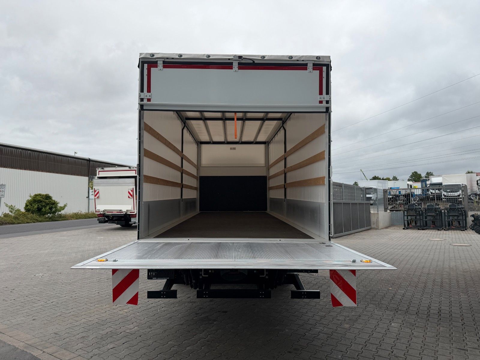 Fahrzeugabbildung Iveco Eurocargo ML140E28/P LBW Bär AHK Schiebeplane