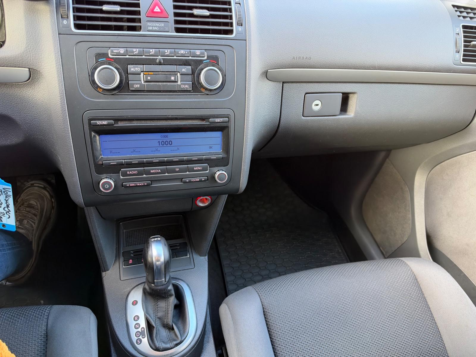 Volkswagen Touran 2012 — photo 16