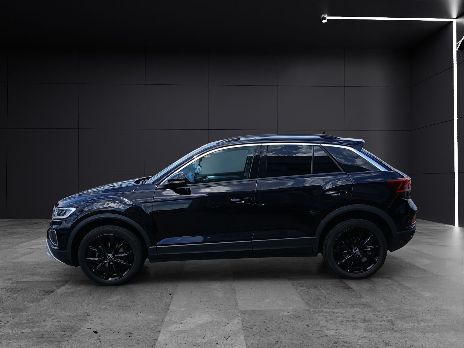 Fahrzeugabbildung Volkswagen T-Roc TSI Life DSG LED AHK Navi AID ACC RFK SH 1