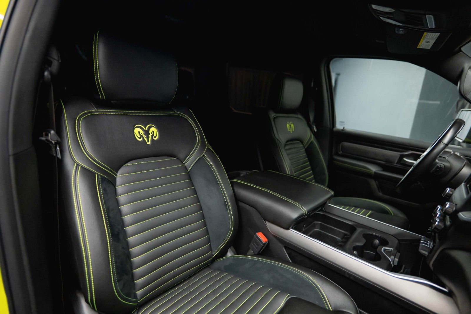 Fahrzeugabbildung Dodge RAM 5.7 V8 4x4 OFFROAD ACID YELLOW Edition LED