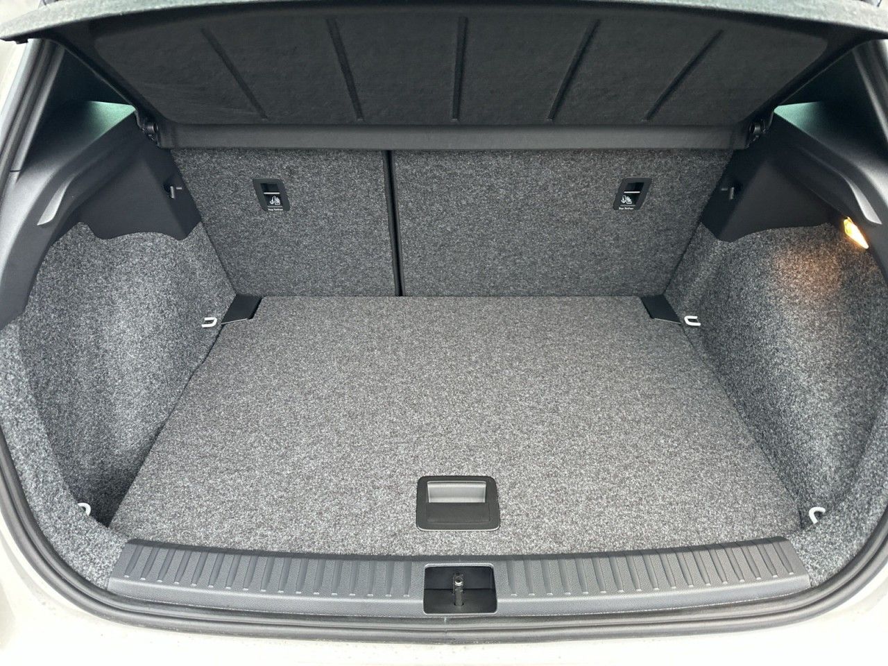 Fahrzeugabbildung SEAT Arona FR Black Edition 1.0 TSI 116 PS 7-Gang-DSG - mit KI generiert/bearbeitet