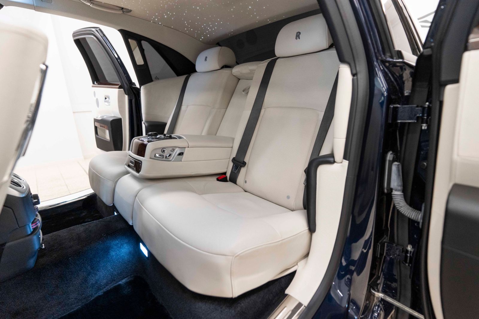 Fahrzeugabbildung Rolls-Royce Ghost V12 TWO TONE FACELIFT STERNHIMMEL KÜHLBOX