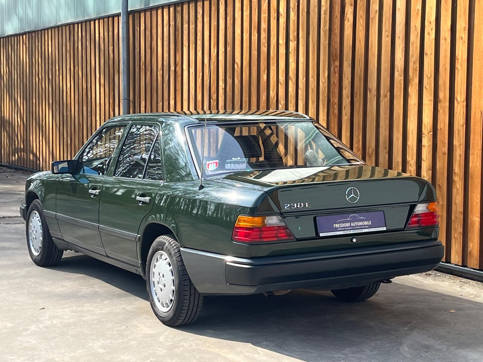 Mercedes-Benz 230E Automatik in Eibengrün, 3. Hand
