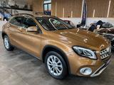 Mercedes-Benz GLA 180 CDI / d *360°Kamera*Klima*AHK*LED*SHZ* - : Beige, Teilleder, Soundsystem