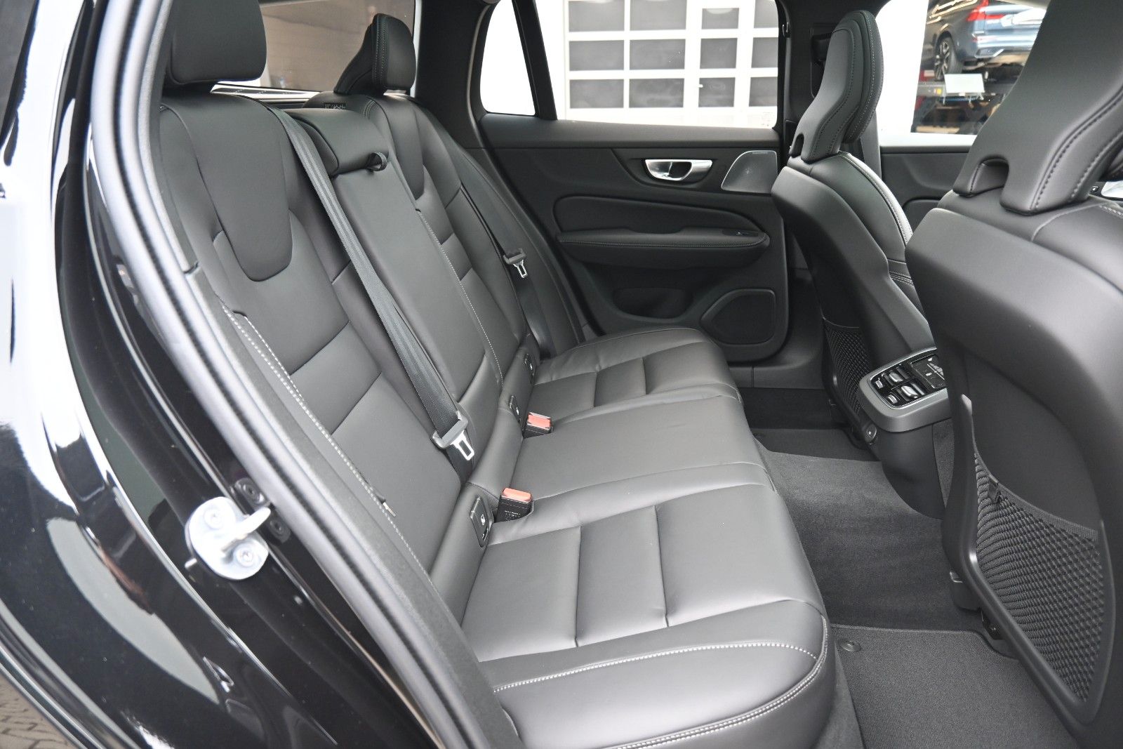 Fahrzeugabbildung Volvo V60 B4 DKG Ultra Dark*B&W*Massage*ACC*AHK*20"