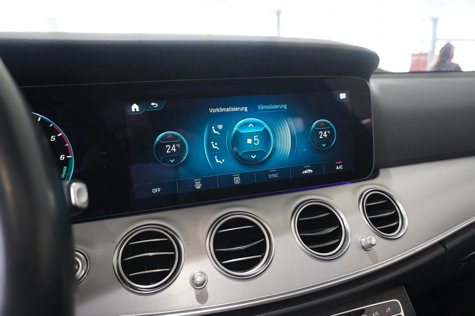 Fahrzeugabbildung Mercedes-Benz E 300E LIM. AVANTGARDE NAVI/LED/KAMERA/PANO./AHK