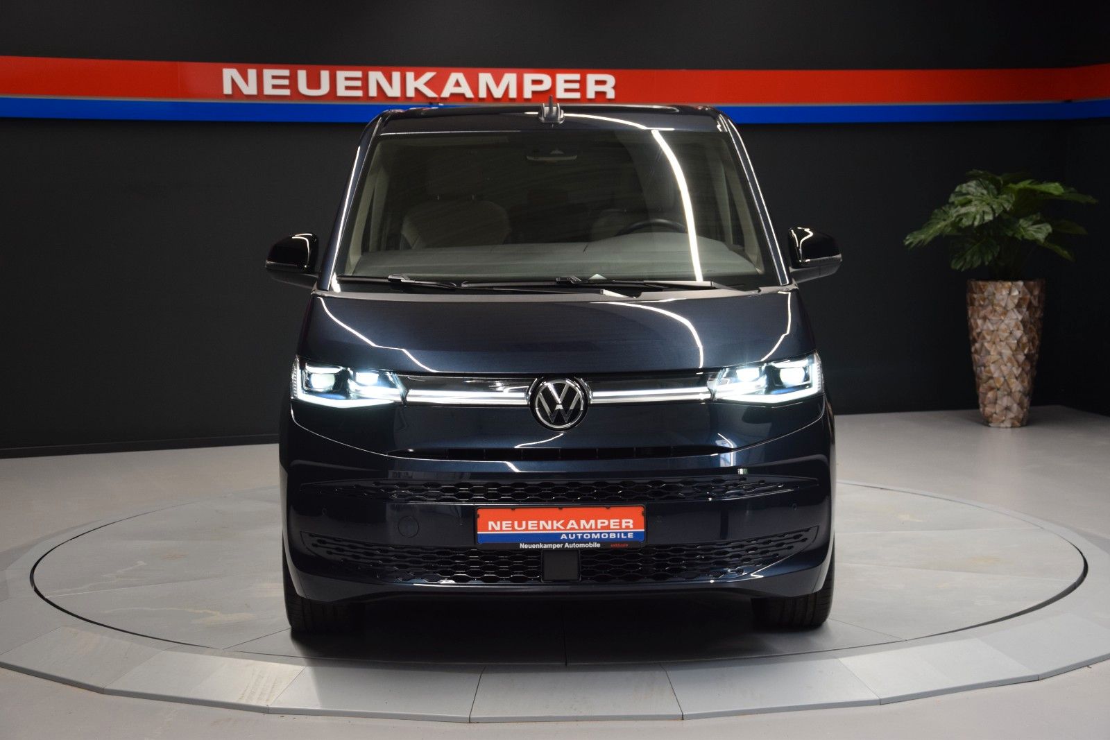 Fahrzeugabbildung Volkswagen T7 Multivan Pano ACC Keyless 3-Zonen Standheiz