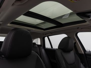 Fahrzeugabbildung BMW 330e xDr Tour Sport Line ACC HUD Pano HiFi Laser