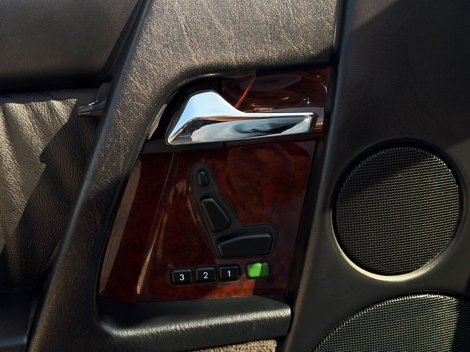 Fahrzeugabbildung Mercedes-Benz SL 320 R129 Cabrio Autom. AMG unfallfrei Note 2