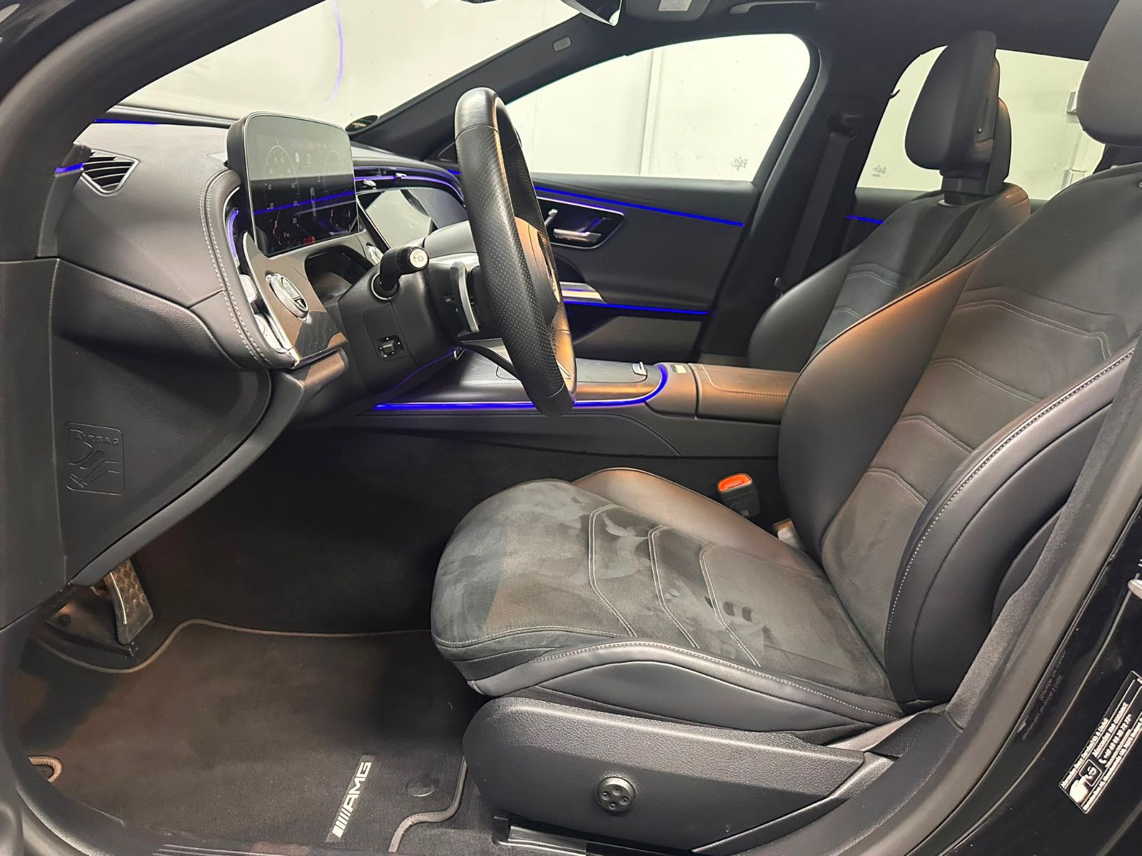 Fahrzeugabbildung Mercedes-Benz E 220 d 4MATIC T *AMG-LINE ADVANCED*PANO*KEYGO*