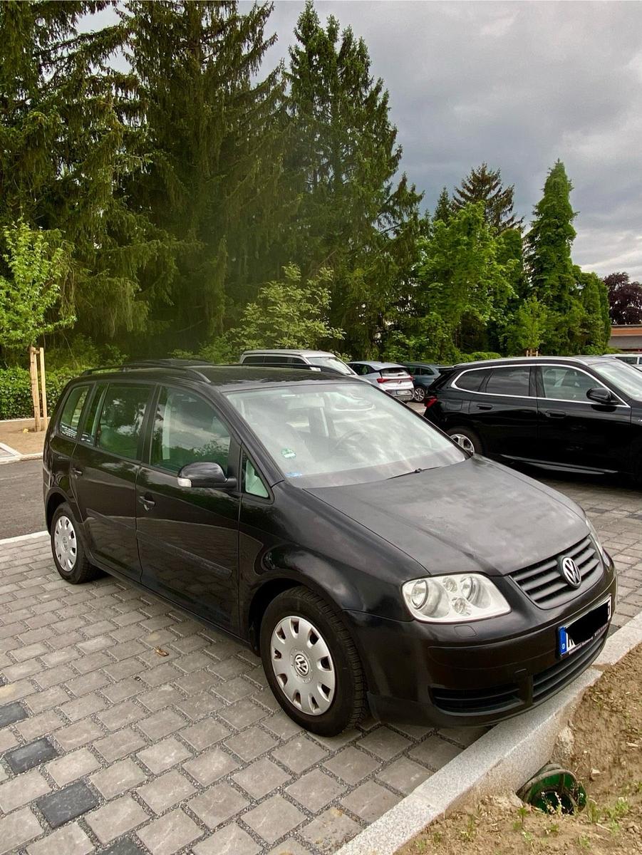 Volkswagen Touran 2004 — rear view