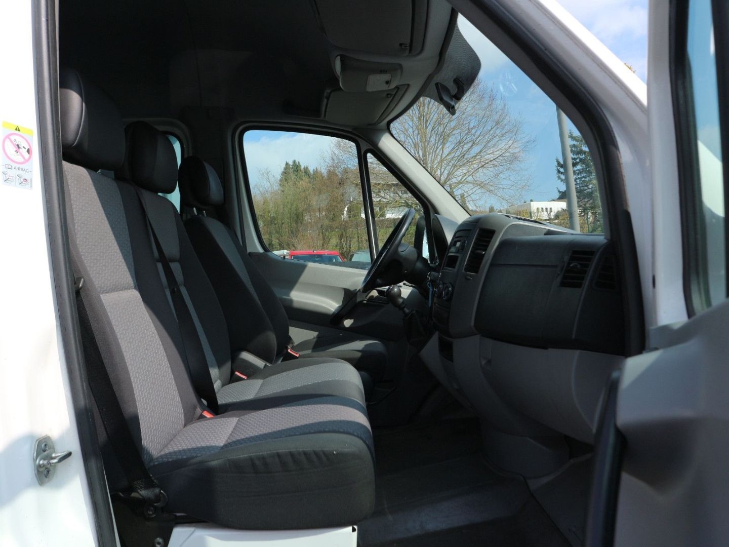 Fahrzeugabbildung Volkswagen Crafter 35 Behindertengerecht Rollstuhl-Rampe