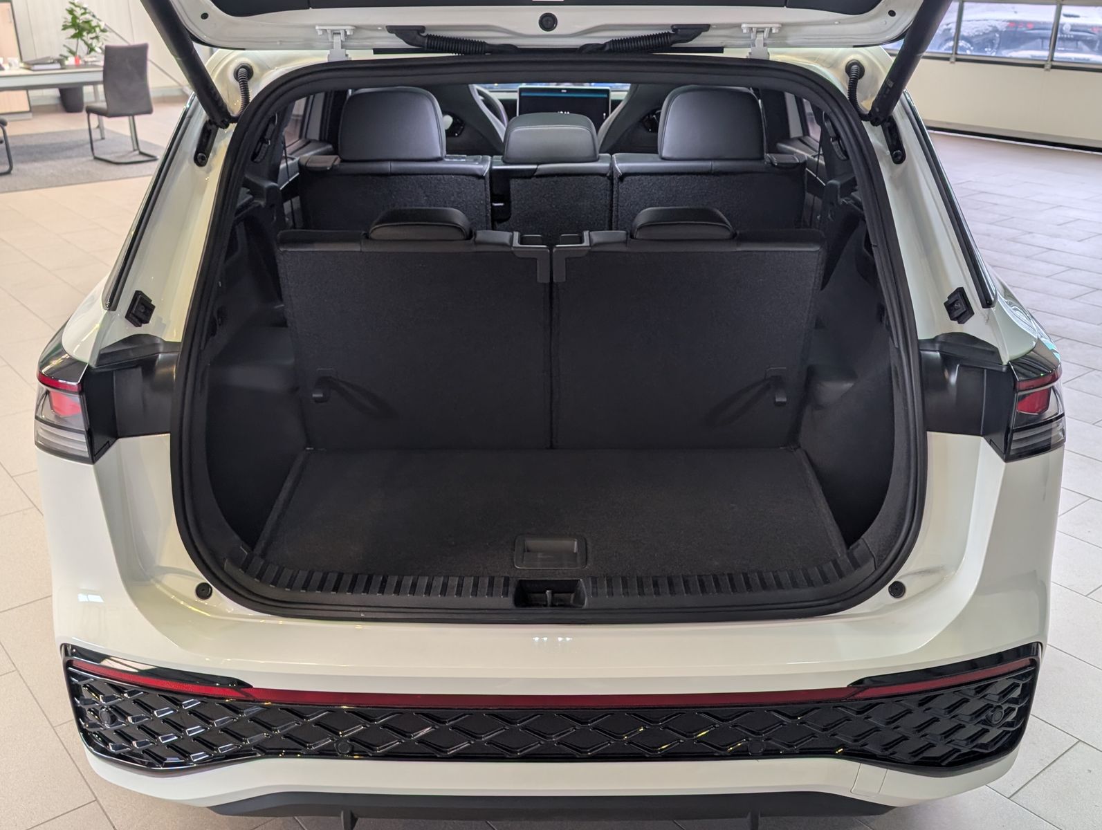 Fahrzeugabbildung Volkswagen Tayron 2.0TDI 4M R-Line Launch Pano Black AHK 20