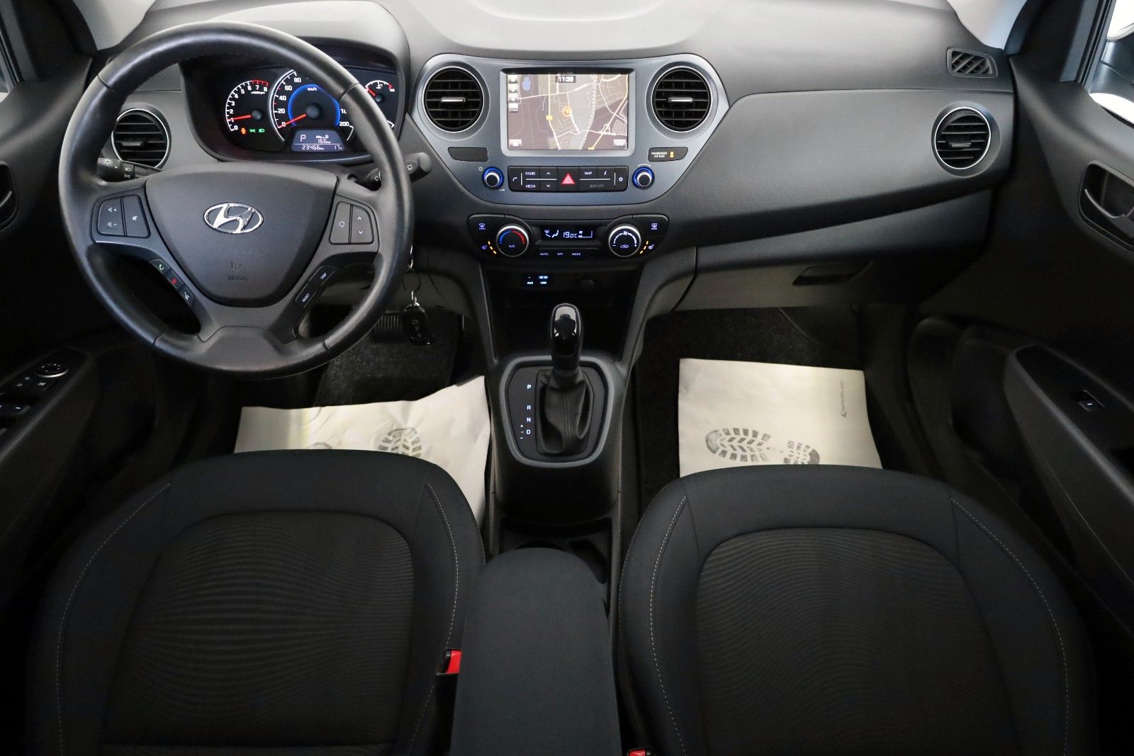 Fahrzeugabbildung Hyundai i10 YES! Plus,Autom.,Navi,SH, PDC, 8fach bereift