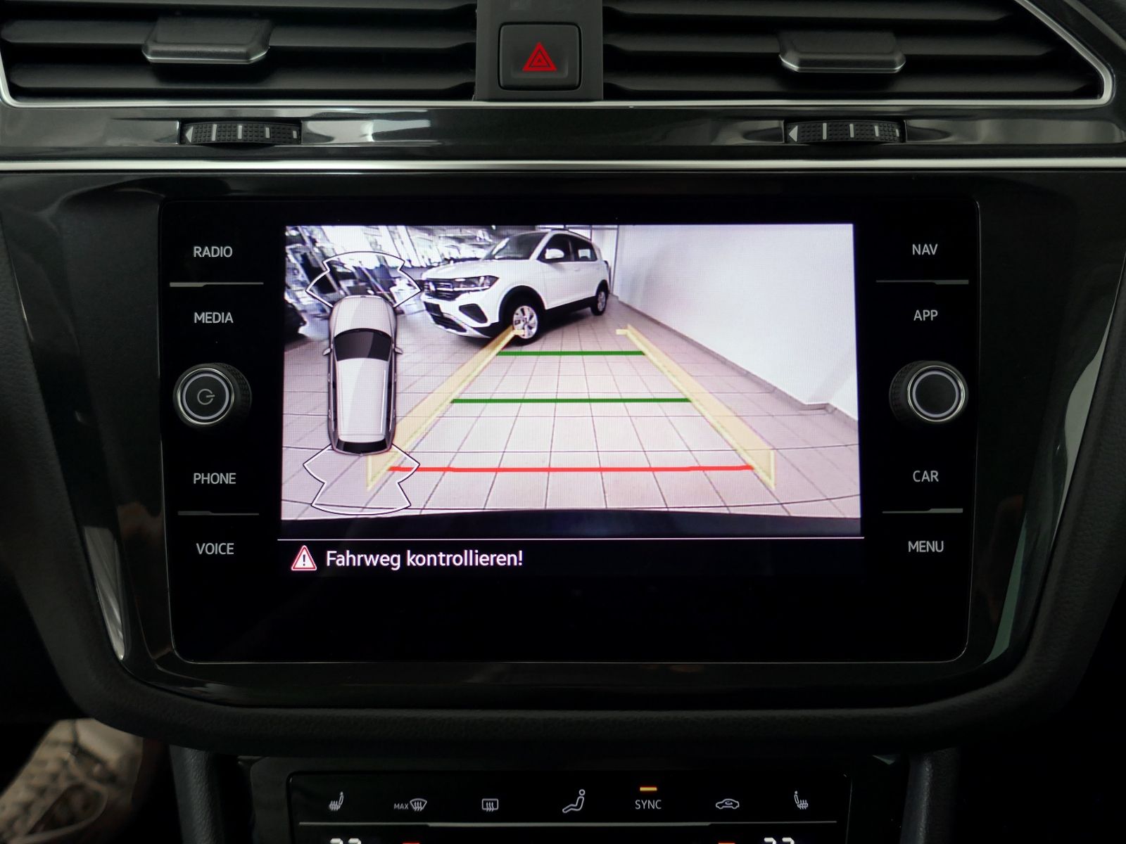 Fahrzeugabbildung Volkswagen Tiguan MOVE 1.5 TSI DSG | LED AHK RFK ACC