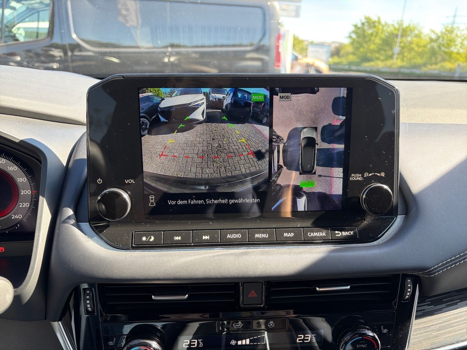 Fahrzeugabbildung Nissan Qashqai 1.3 DIG-T Tekna*Navi*AHK*360°Kamera*SHZ*