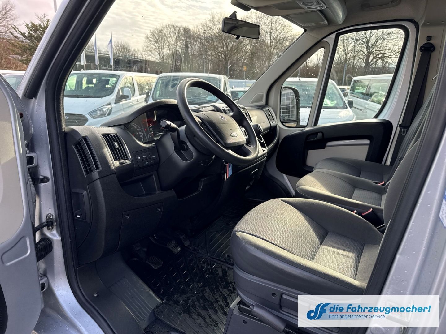 Fahrzeugabbildung Citroën Jumper 30 L3 H2 HDi Klima 9.Sitzer 130 FAP 2.2 *