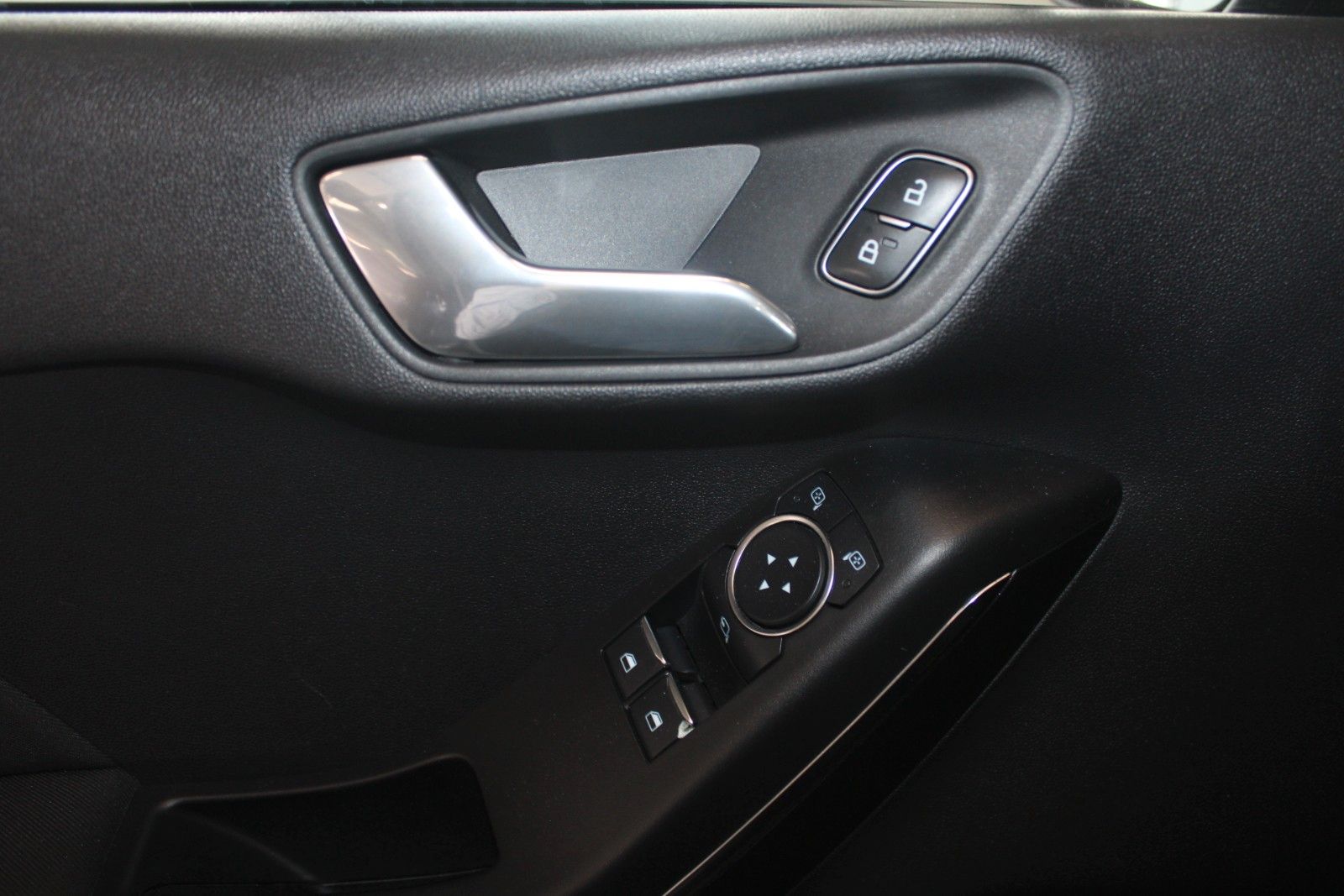 Fahrzeugabbildung Ford Fiesta Titanium 5-T KLIMA Allwetter PDC WinterP.