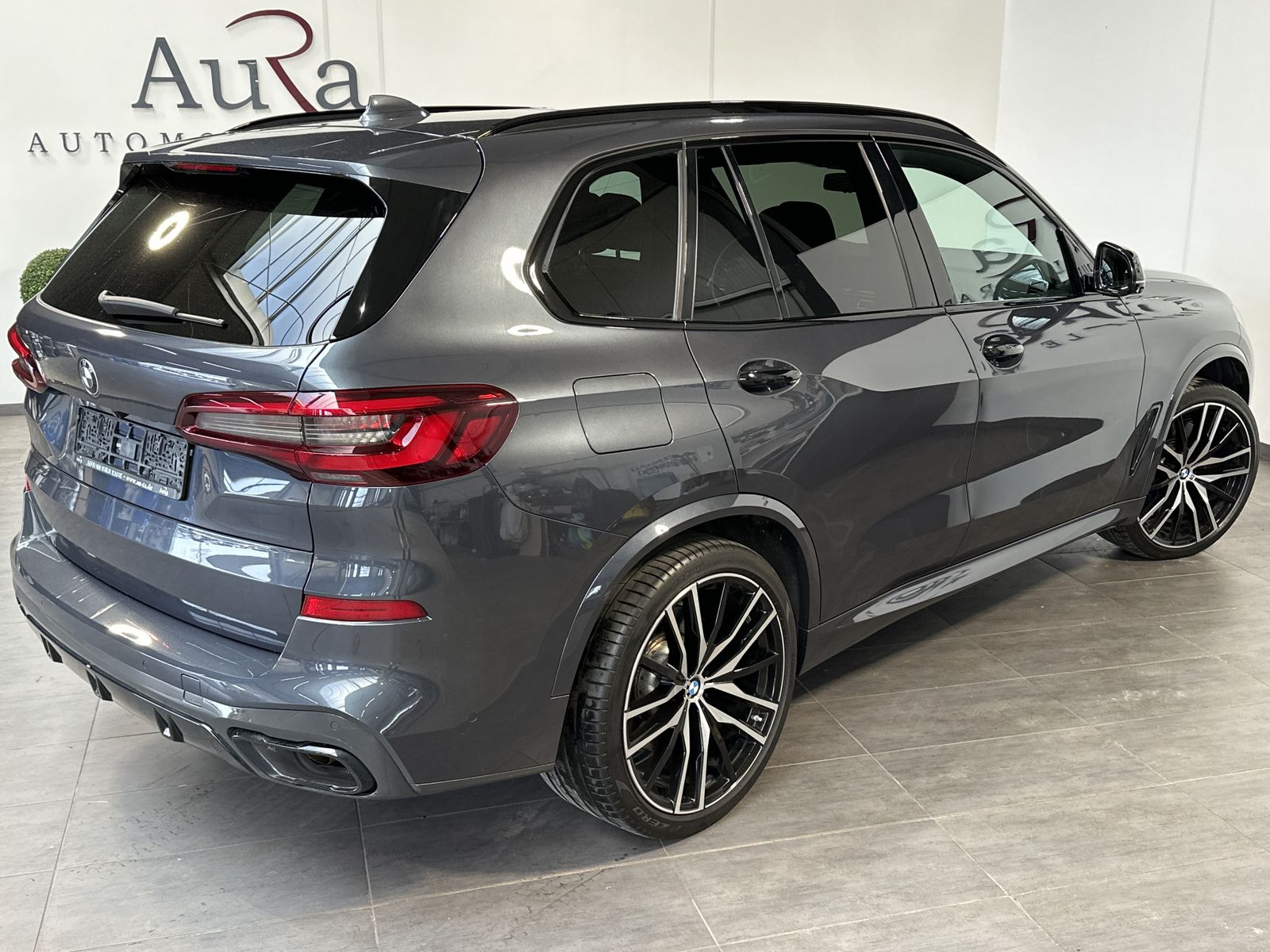 Fahrzeugabbildung BMW X5 M50i NAV+LASER+AHK+HEAD-UP+22ZO+PANO+360GRAD