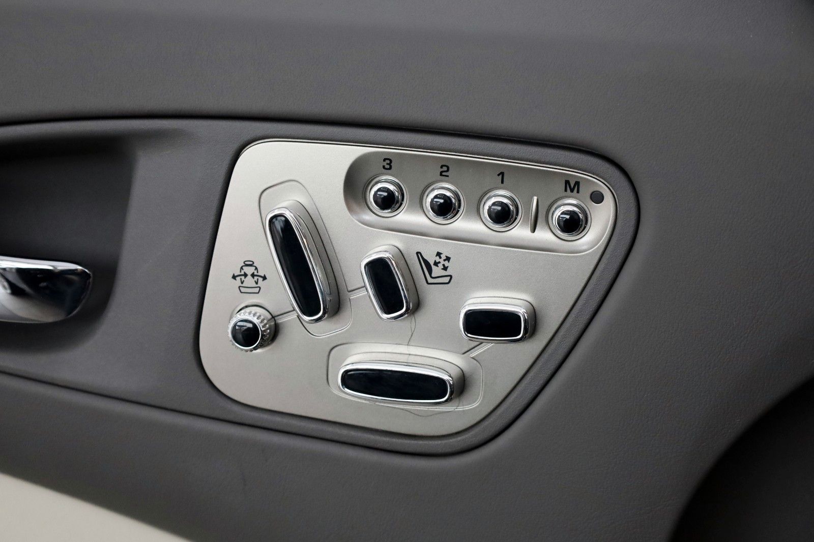 Fahrzeugabbildung Jaguar XKR Cabrio 5.0 V8 R Performance,Navi,SH+Lüftung