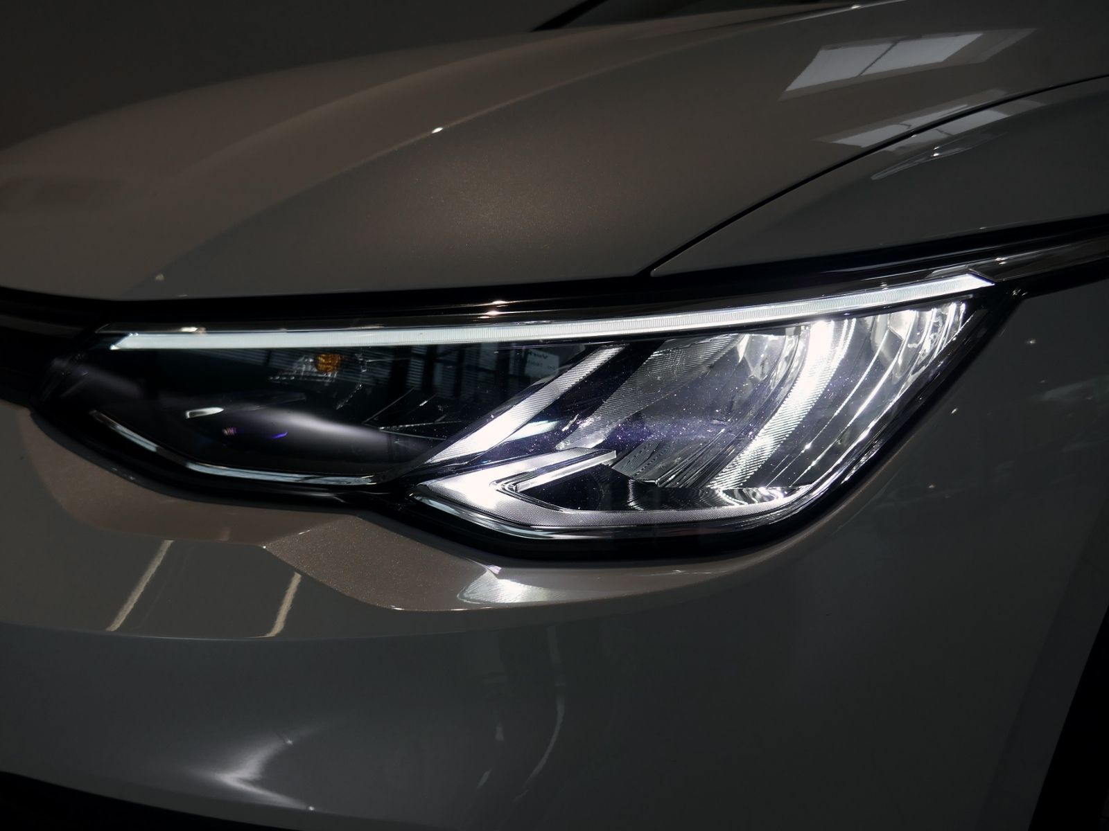 Fahrzeugabbildung Volkswagen Golf VIII Life 2.0 TDI | LED PDC ACC Navi