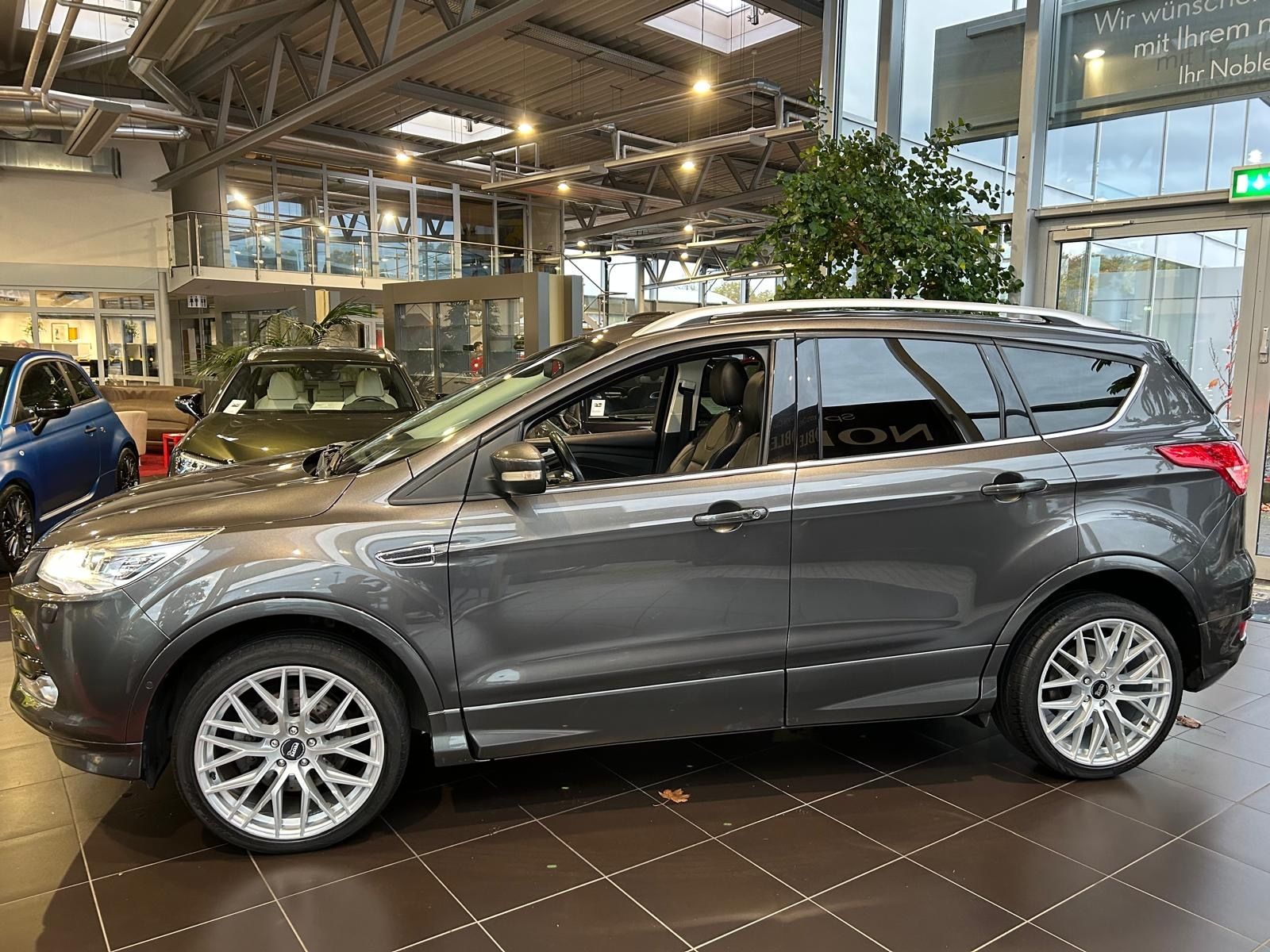 Fahrzeugabbildung Ford Kuga Individual 4x4 PANO AHK NAVI
