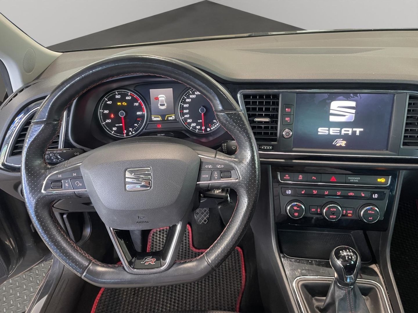 Fahrzeugabbildung SEAT Leon FR PANORAMADACH PDC Navi Tempomat