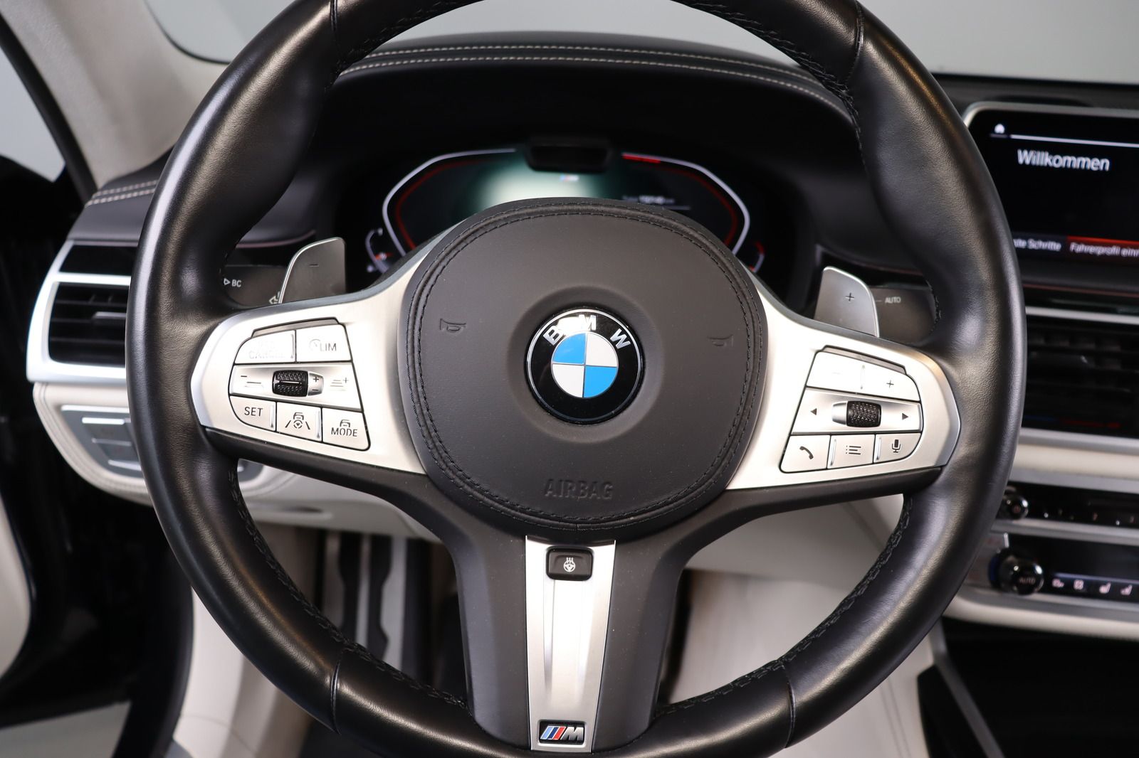 Fahrzeugabbildung BMW 750 L i xDrive M Paket Night-Vision * 4x Massage
