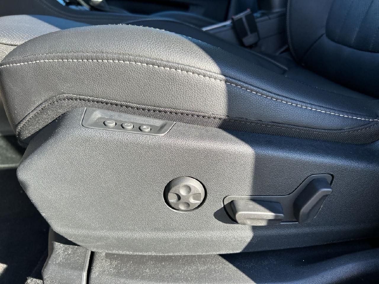 Fahrzeugabbildung Opel Grandland Ultimate 1.6 AT, AHK