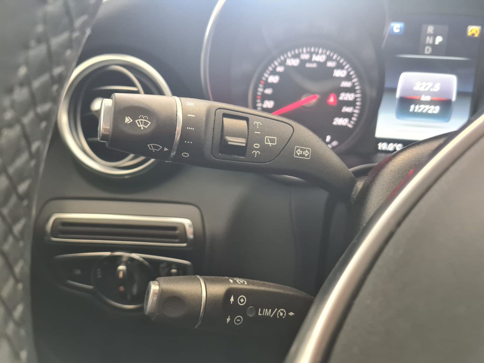 Fahrzeugabbildung Mercedes-Benz GLC 220 4Matic/LEDER/NAVI/SCHECKHEFT