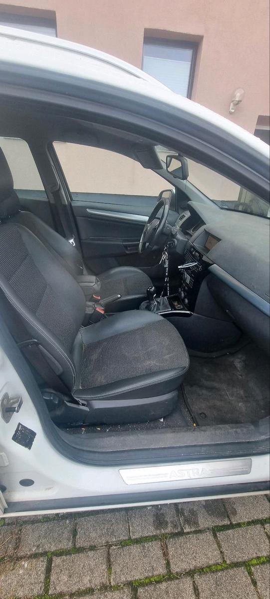 Opel Astra 2009 — photo 10
