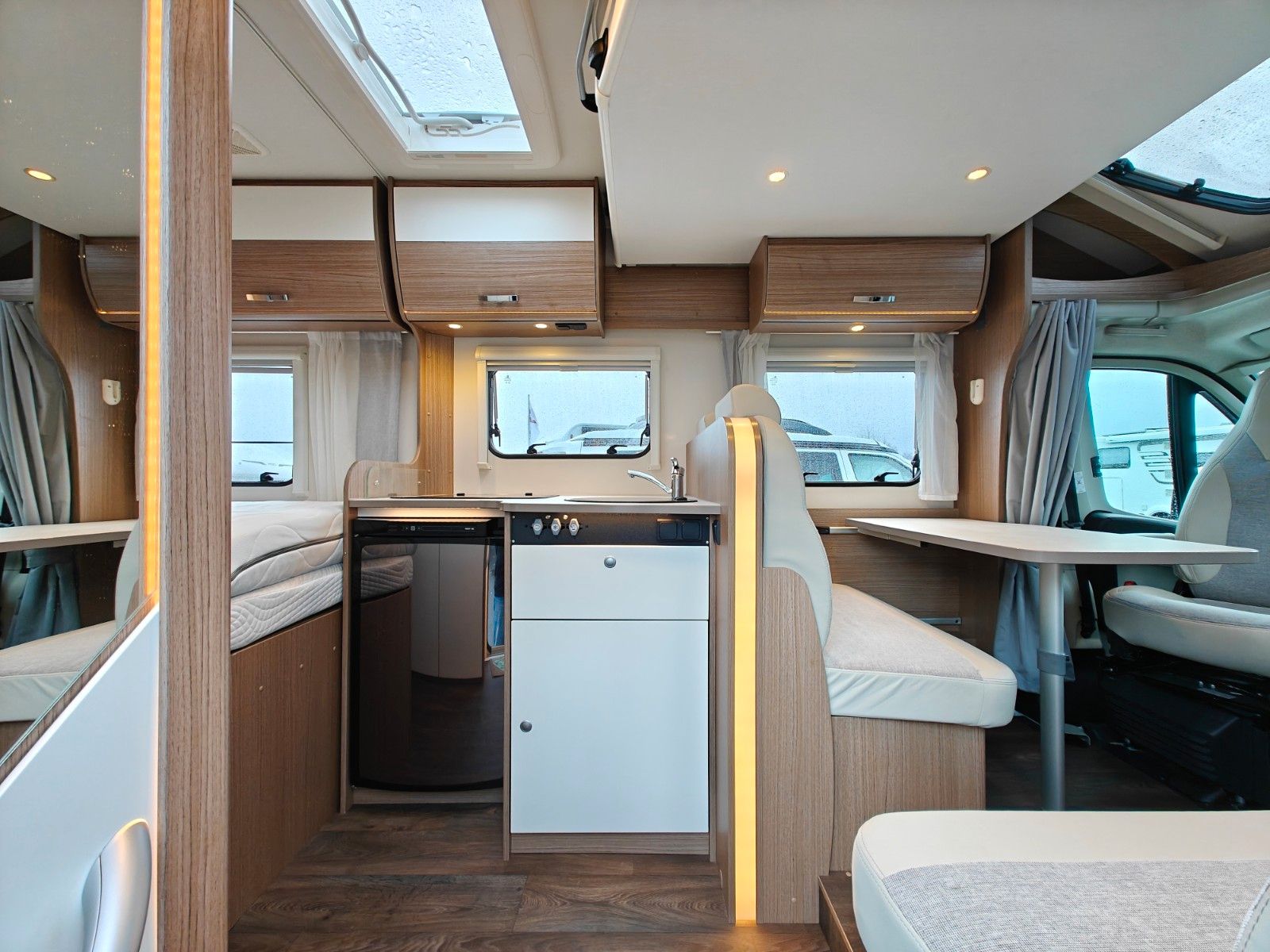 Fahrzeugabbildung Carado T-348 - Automatik, SAT, TV, 2x Solar, Hubbett -