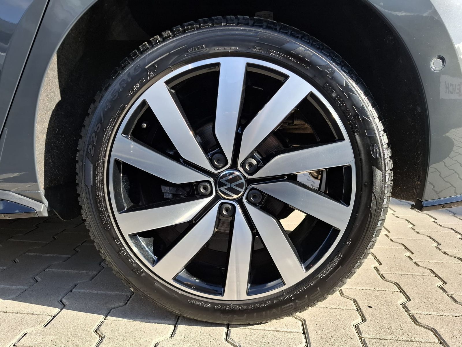 Fahrzeugabbildung Volkswagen Touran 2.0 DSG R-Line High BLACK Pano 7Si IQ AHK