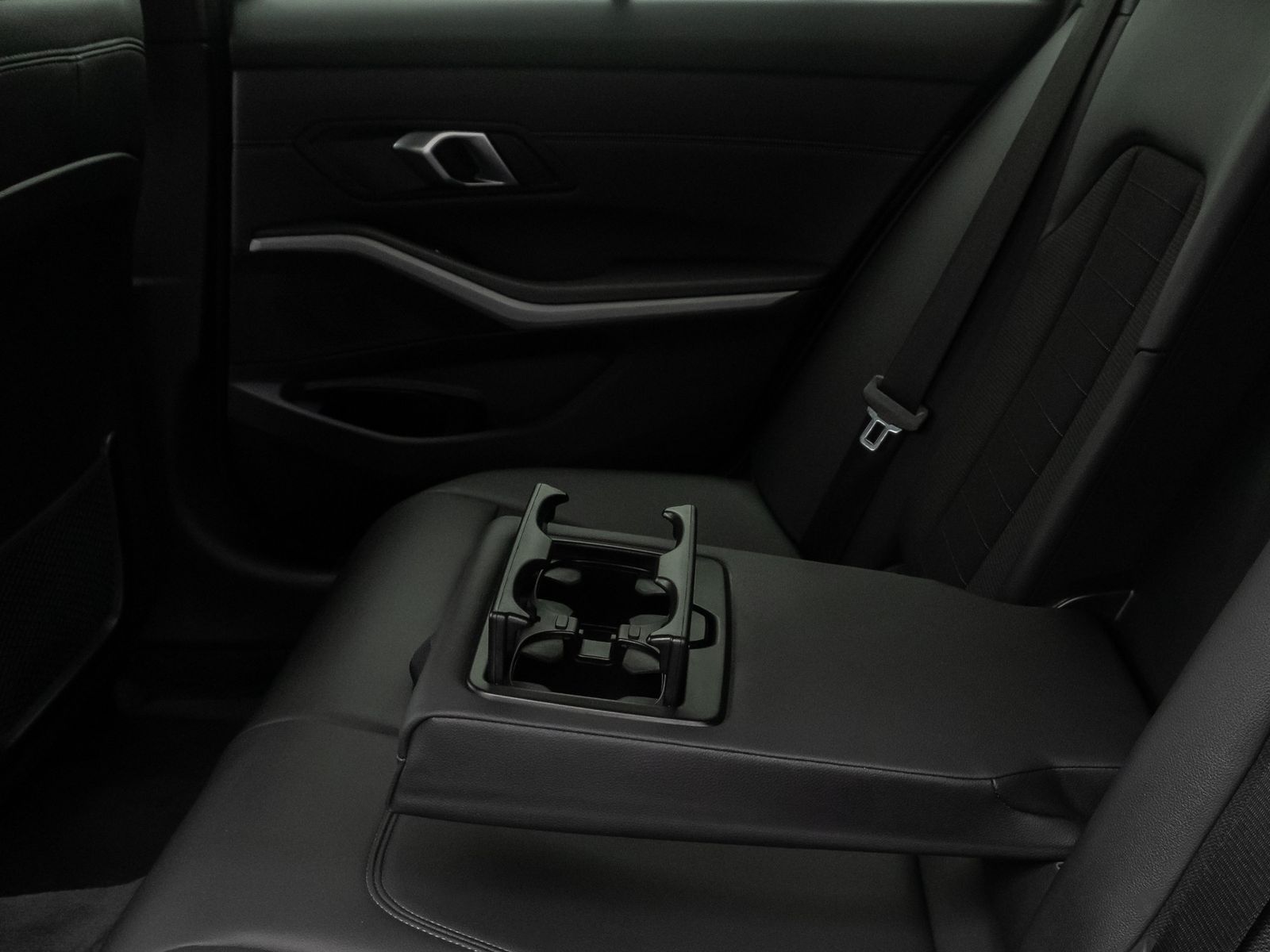 Fahrzeugabbildung BMW 318d Geschwindigreg DAB Alarm AHK WLAN M Sport