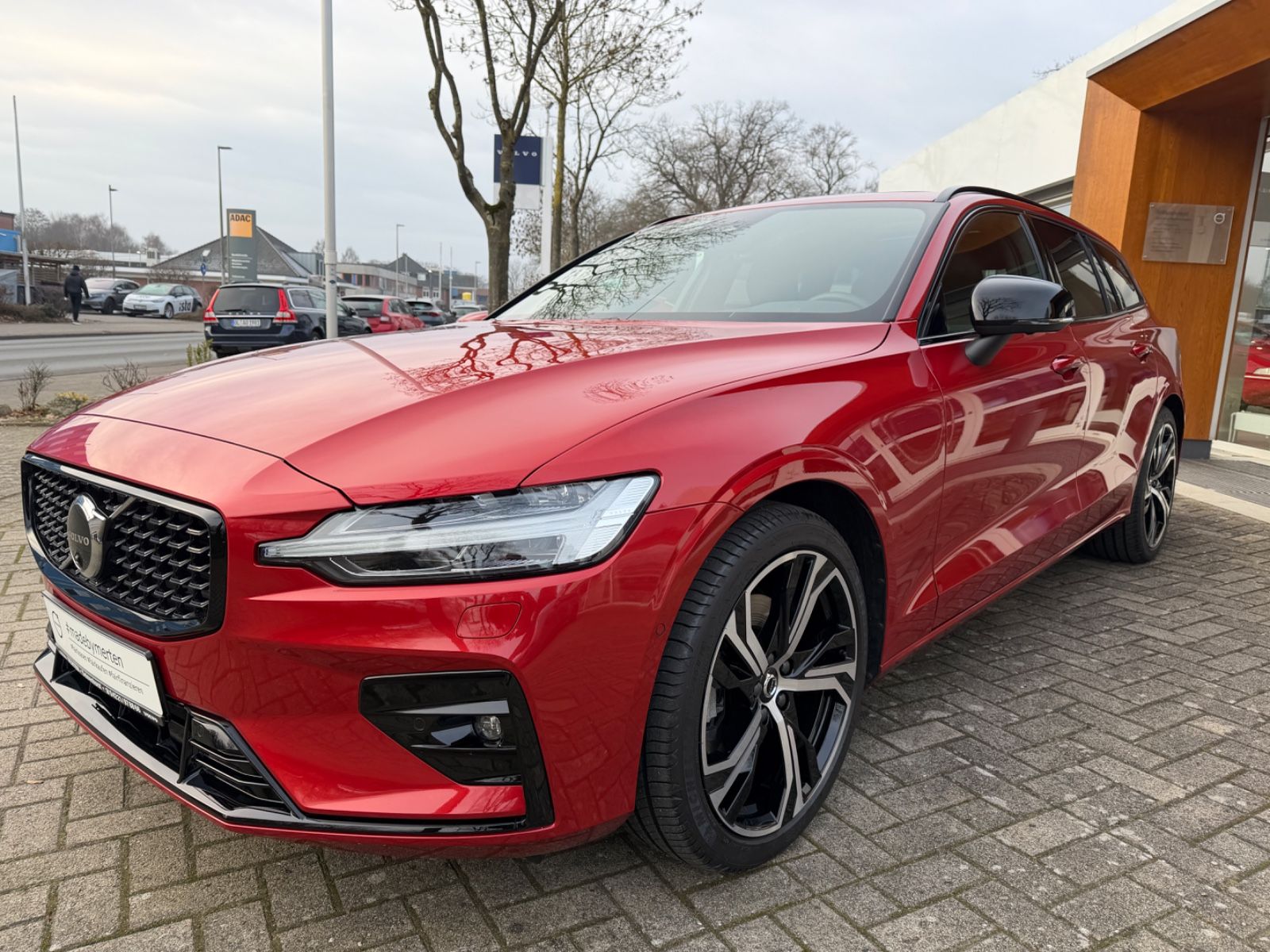 Volvo V60 B4 FWD Plus Dark #volvo #madebymerten